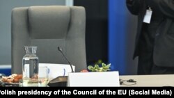 საქართველოსთვის განკუთვნილი ცარიელი სკამის ფოტო, ევროკავშირის პოლონეთის თავმჯდომარეობამ X-ზეც გამოაქვეყნა. საქართველო არ მონაწილეობდა ევროკავშირის გენერალურ საქმეთა საბჭოს (GAC) არაფორმალურ შეხვედრაში.