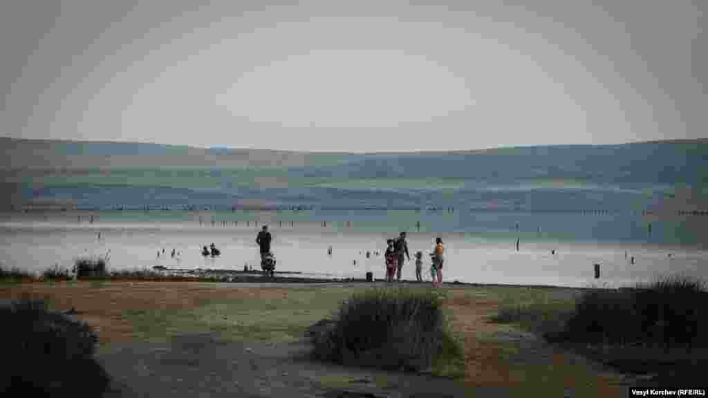 Каждое лето перемычку, отделяющую озеро Чокрак от «бухты морской пехоты» Азовского моря, расположенную неподалеку от Курортного в Ленинском районе, наводняют отдыхающие