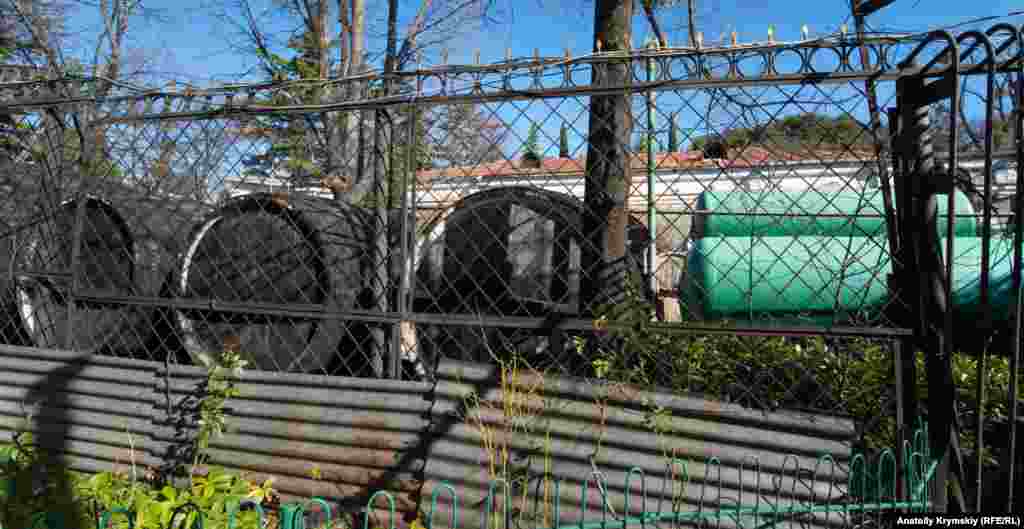 Бочки с хересом – за забором вдоль тропы