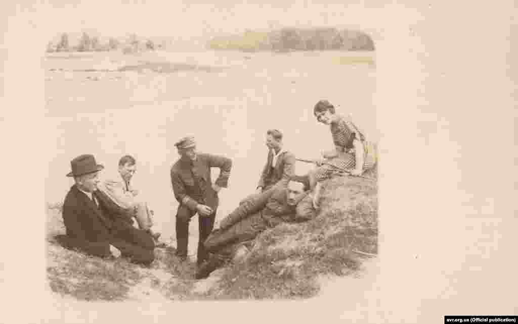 Брак вишколених старшин з вищою військовою освітою був однією з найбільших проблем, з якими Галицька армія зіткнулася на першому етапі свого існування.  На фото: Начальний командант УГА та віце-консул ЗУНР в Ужгороді, полковник УГА Гнат Стефанів (третій ліворуч). Більше світлин можна переглянути на сайті Електронного архіву визвольного руху.