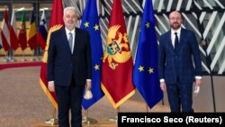 Zdravko Krivokapić, premijer Crne Gore i Šarl Mišel (Charles Michel), predsjednik Evropskog saveta, prilikom susreta u Briselu 15. decembra 2020., nepune dvije sedmice nakon što je Krivokapić stupio na dužnost predsjednika Vlade.