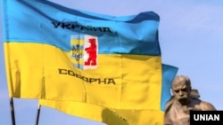 Прапори біля пам’ятника Тарасу Шевченку в Ужгороді під час Маршу національної єдності до Дня захисника України (архівне фото)