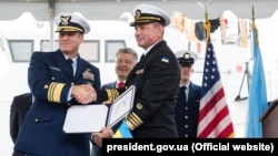 Віце-адмірал Берегової охорони США Майкл Макалістер (ліворуч), командувач ВМС ЗСУ Ігор Воронченко (праворуч) і президент України Петро Порошекно під час урочистої церемонії передачі Військово-морським силам України двох патрульних катерів класу «Айленд». Балтимор, 27 вересня 2018 року