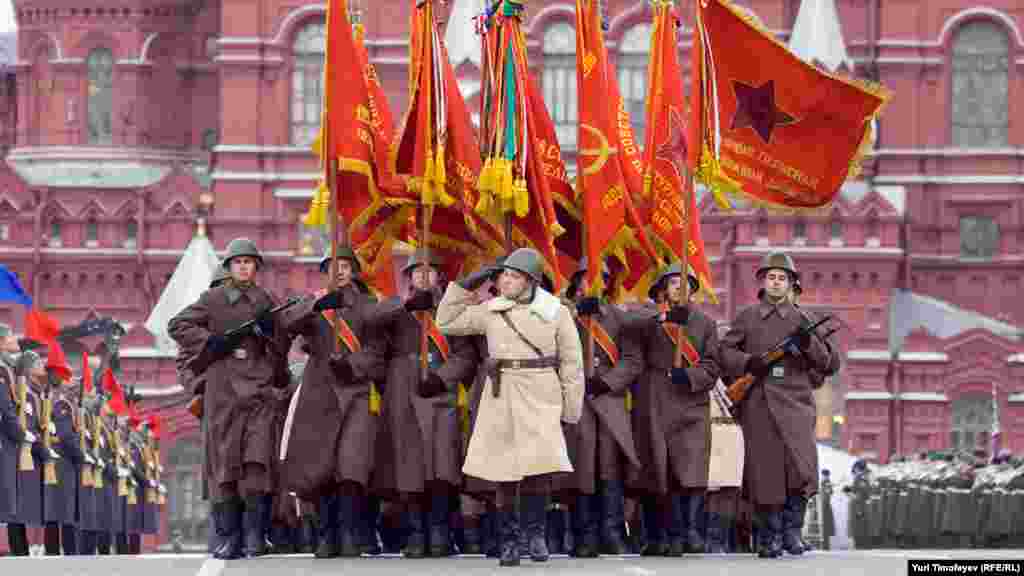 Для исторической части марша были подготовлены комплекты военной формы времен Великой Отечественной войны.