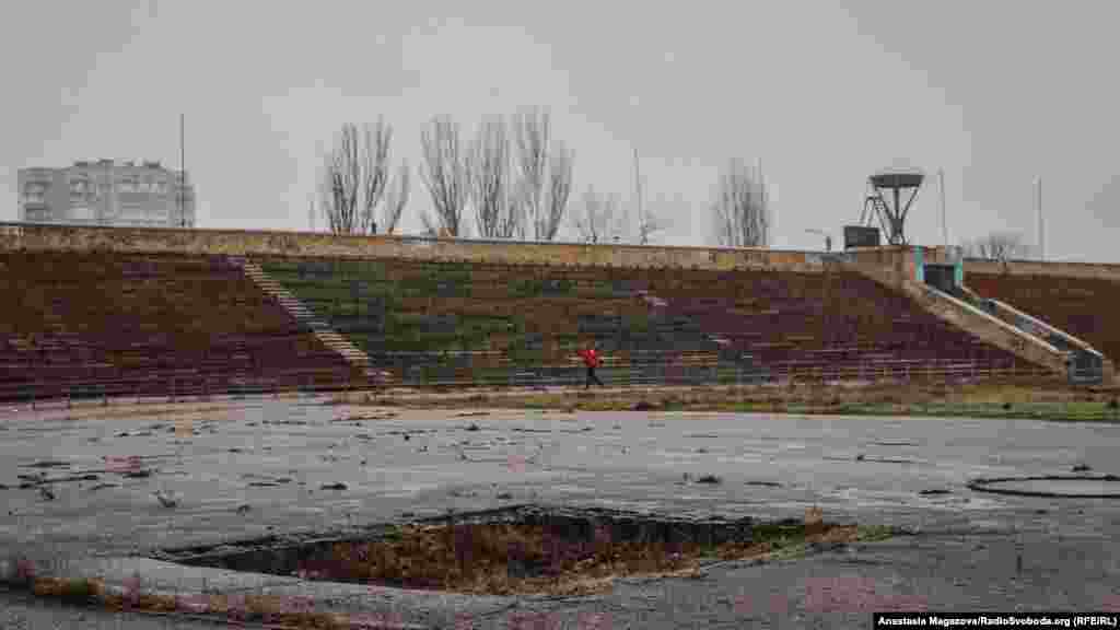 У спокої та відсутності паніки можна переконатися під час прогулянки на місцевому стадіоні. Не тільки попри мороз і мряку, але й попри воєнний стан люди у Бердянську намагаються продовжувати жити своїм звичним життям