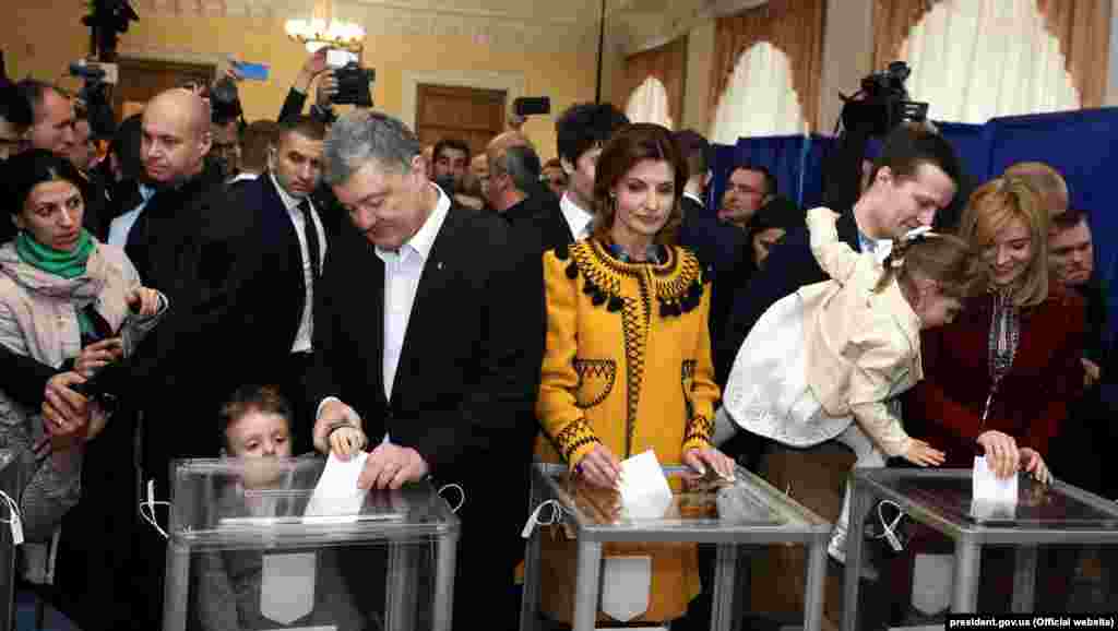 Обидва учасники другого туру виборів Володимир Зеленський і Петро Порошенко відвідали виборчі дільниці. На фото – Петро і Марина Порошенко із дітьми й онуками проголосували у київському Будинку офіцерів близько 12-ї години