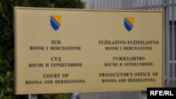 Optužnica tereti dvije osobe da su 1992. godine sudjelovali u prisilnom odvođenju civila iz njihovih kuća, transportu vojnim kamionom i strijeljanju na obali rijeke Drine.