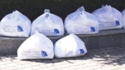 Фонд Олександра Вілкула «Українська перспектива» роздає маски і рукавички у брендованих пакетах, Кривий Ріг, березень 2020 року