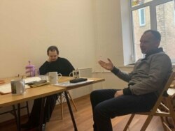 Сергій Гаврилов (л) за професією програміст. Але через відсутність документів він не може працювати. На таку проблему наражаються всі такі шукачі притулку в Україні, каже адвокат Олексій Скорбач (п)