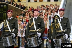 Учасники Української республіканської капели NOW Кредо під час церемонії проводів її у закордонне турне країнами Європи та Америки на Центральному залізничному вокзалі в Києві, 7 травня 2019 року