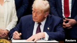 Президент США Дональд Трамп 6 серпня видав указ про запровадження додаткового мита у розмірі 25% на імпорт товарів з Індії, заявивши, що країна прямо чи опосередковано імпортує російську нафту