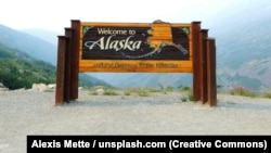 Знак "Добро пожаловать на Аляску" на Клондайкской трассе
