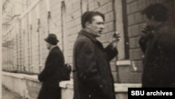 Пушкар біля будівлі «Арсеналу-2». Фото КДБ, зроблене прихованою камерою