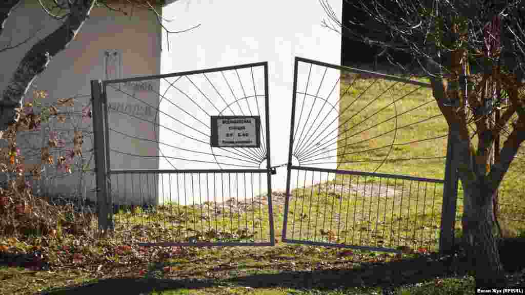 Надпись на табличке гласит: «Водонасосная станция. Военный городок Б-60»