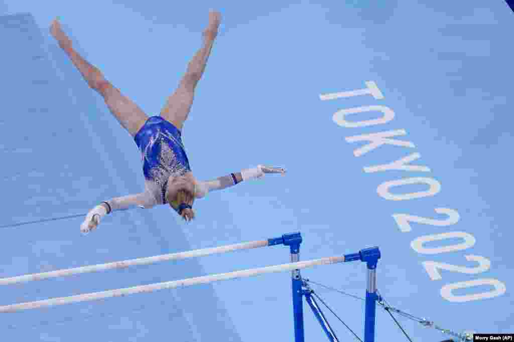 Вікторія Лістунова із Росії виступає на брусах під час фінальних змагань зі спортивної гімнастики серед жінок. Токіо, 27 липня 2021 року 