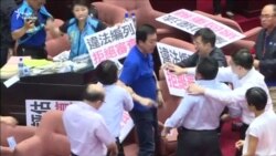 Рожеві крісла як аргумент в парламентській дискусії: тайванські депутати обговорюють законопроект (відео) Рожеві крісла як аргумент в парламентській дискусії: тайванські депутати обговорюють законопроект (відео)