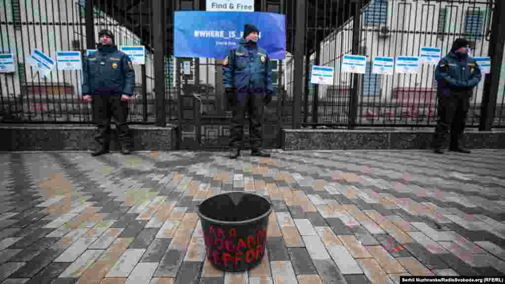 Активисты показали как «След кровавый стелется от крымской весны до исчезновения людей»