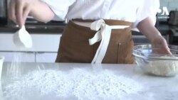 Українська кухня в Каліфорнії: емігрантка з України вчить американців ліпити вареники – відео