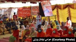 کلاسیف الله کې د عوامي نیشنل پارټۍ په جلسه کې ښځې پر سټېج ناستې دي. ۲۰۲۰، ۸ اکتوبر