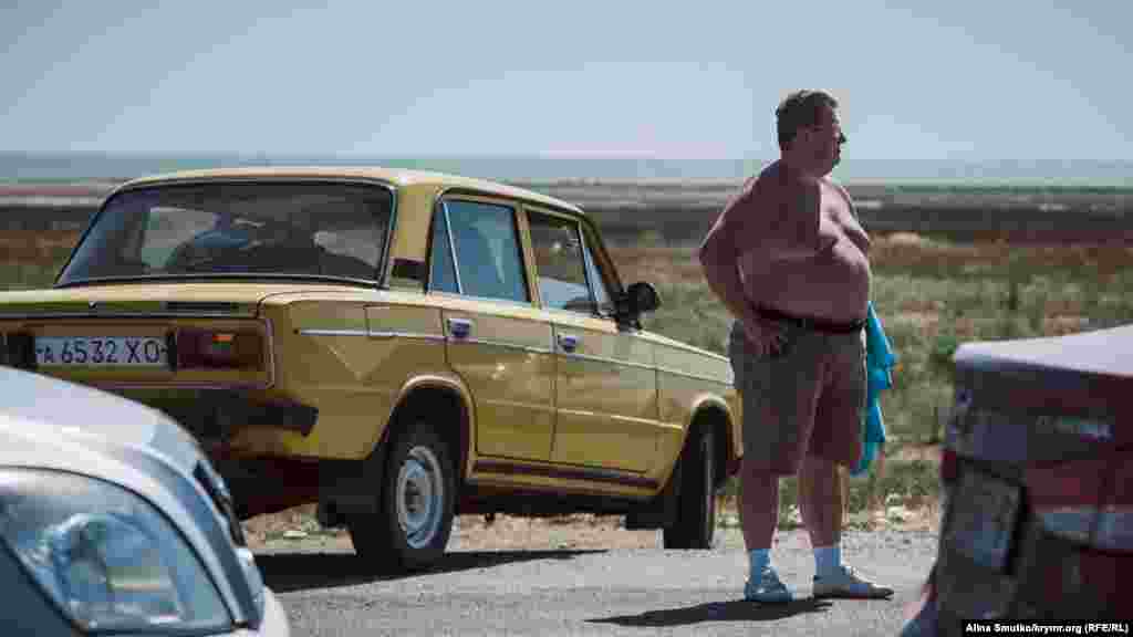 Люди в чергах рятуються від спеки будь-якими способами. Температура в тіні перевищує +35 градусів за Цельсієм