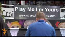 Парижани і туристи грають і слухають музику на вуличному фестивалі під Ейфелевою вежею Парижани і туристи грають і слухають музику на вуличному фестивалі під Ейфелевою вежею