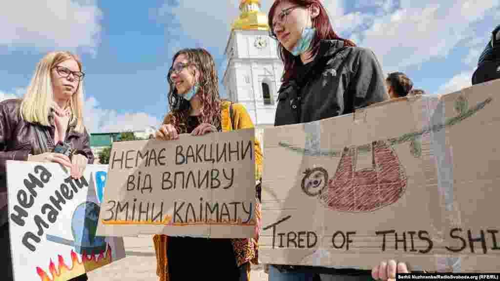 Вони тримали плакати: «Тваринництво вбиває планету та тварин», «Тікати не буде куди», «Наші податки – на захист клімату», «Збивай температуру – приймай зелені ліки», «Обирай еко замість его!», «68% хребетних зникло. Ми наступні?», «Навколишнє середовище в пріоритет!» та інші