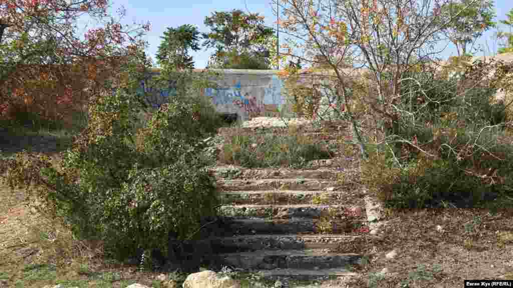 Система сухопутной обороны форта представляла собой ров, вал с позициями для полевых орудий и пулеметов, противоштурмовую решетку. Дальность стрельбы десятидюймовых орудий, составлявшая около 20 км, позволяла простреливать все побережье до бухты Казачья. Однако «пятнадцатой» не довелось поучаствовать в боях