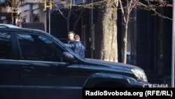 Депутат від «Народного фронту» Андрій Іванчук біля будівлі ГПУ, 6 квітня 2017 року