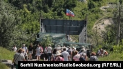 Розведення військ у Станиці Луганській – ситуація у 20 фото