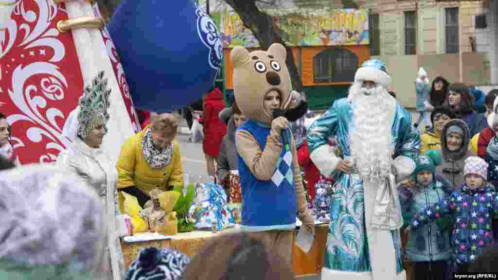 Герой мультфильма «Мимимишка» приветствует детей