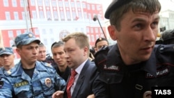 Московская полиция задерживает Николая Алексеева