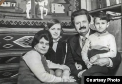 Михайло Горинь із дружиною Ольгою і дітьми