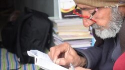 پښتو ژبه په ورکېدو ده: انور بېګ بابا پښتو ژبه په ورکېدو ده: انور بېګ بابا