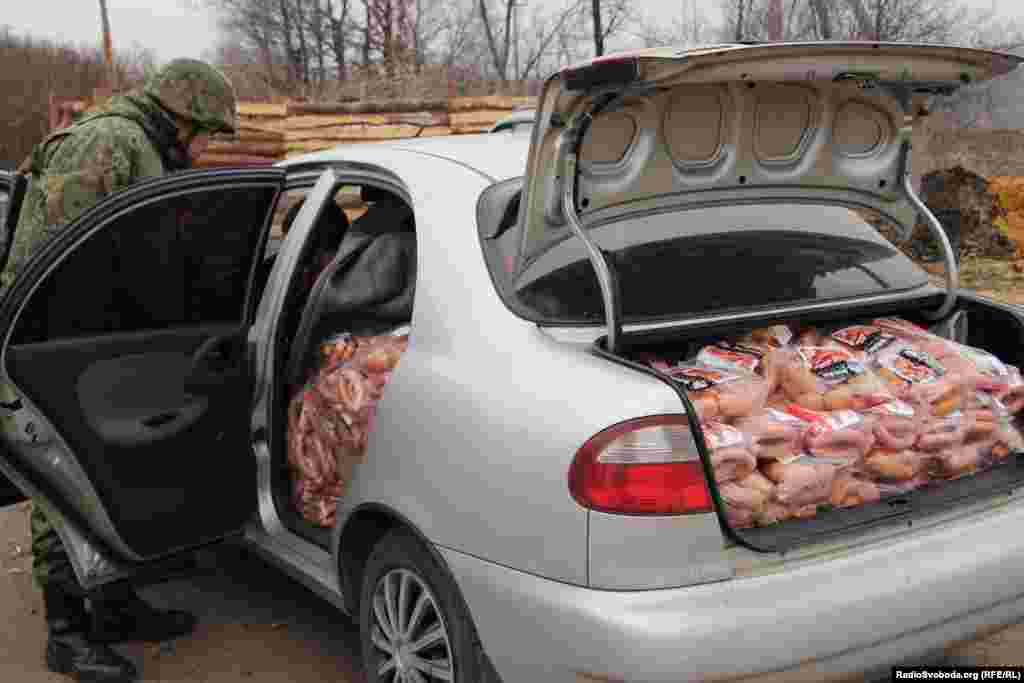 Вилучення партії контрабандних сосисок на блокпосту біля селища Верхньоторецьке, неподалік Донецька. 16 березня 2017 року ПЕРЕГЛЯНЬТЕ ВІДЕО