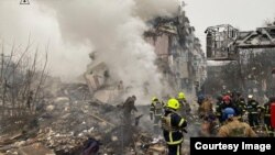 Внаслідок російського удару зруйновано під’їзд із 1 по 5 поверх, виникла пожежа. Пошкоджені сусідні будинки та 12 авто