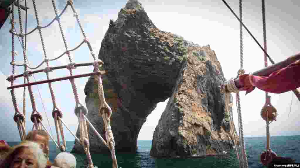 Визитная карточка Коктебеля – скала Золотые ворота. Катера, привозящие туристов, проходят сквозь них. Туристы же бросают монеты, стараясь добросить их до камня, загадывая при этом желания. После прохождения ворот отдыхающим предлагают полчаса поплавать в море, что, к слову, в этом месте довольно опасно 