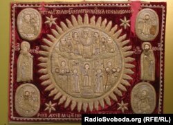 Пелена «Покрова Богородиці», виконана монахинями Вознесенського монастиря 1692 року. Гаптовані образи чоловіка і жінки у лівому нижньому куті пелени історики називають зображеннями Марії Магдалени та Івана Мазепи