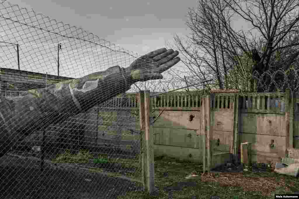 Ленинская рука в Запорожье "Некоторые говорят: "Ленин и его окружение совершили ужасные вещи, и нет смысла оставлять их портреты на видных местах". 