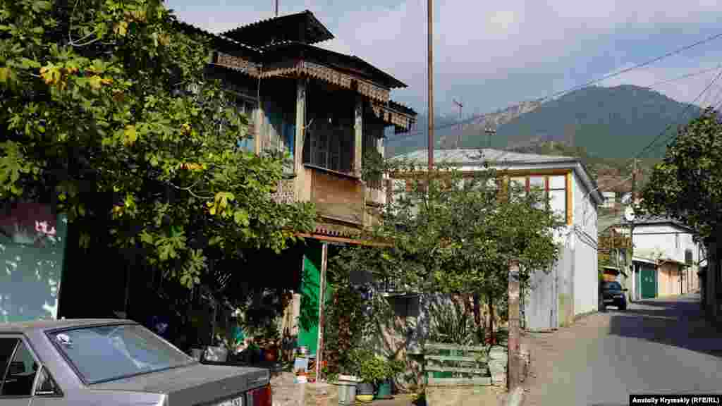 Улица Дмитрия Ульянова – одна из центральных улиц Васильевки. Судя по табличке на старом крымскотатарском доме, в нем живет ветеран Второй мировой войны