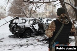 На місці підриву машини замкомандира так званої «Народної міліції» угруповання «ЛНР», в якому звинувачують військовополонених. Фото «ЛуганськІнформЦентр»