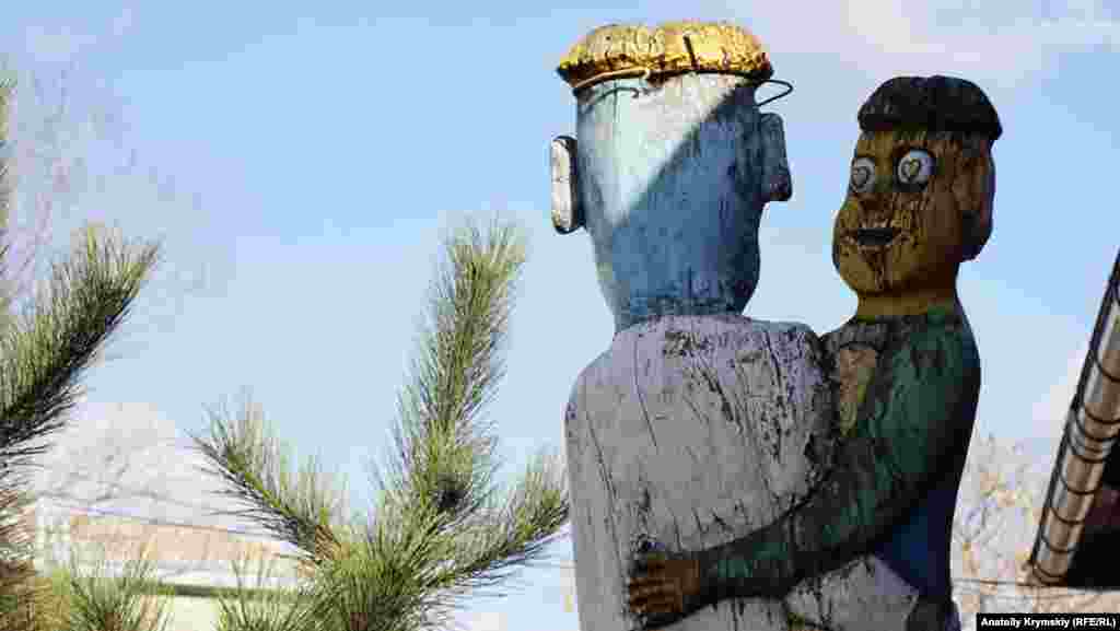 «Сладкая парочка» на набережной. Скульптуру вырезали из ствола сухого дерева