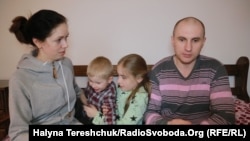 Український військовослужбовець Олександр Гайн, його дружина Олена і діти: Олеся і Роман