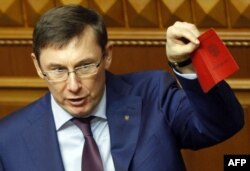 Юрій Луценко у парламенті демонструє паспорти, які, за його словами, належать російським військовим, що приймали участь у бойових діях на Донбасі, січень 2015 року