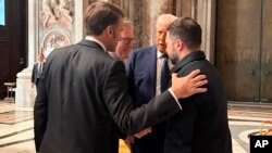 Президент України Володимир Зеленський, президент США Дональд Трамп, президент Франції Емманюель Макрон і прем'єр-міністр Великої Британії Кір Стармер розмовляють під час похорону папи Франциска у Ватикані, 26 квітня 2025 року
