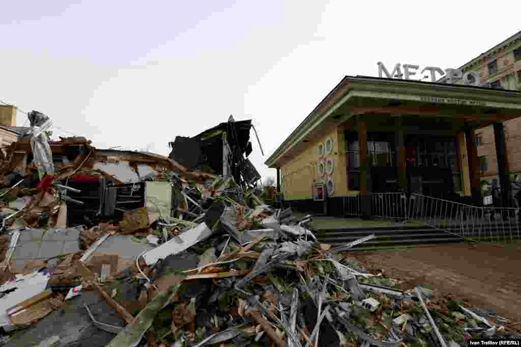 Станция метро "Чистые пруды" по переметру фактически полностью завалена обломками разрушенных павильонов, из двух входов работает только один