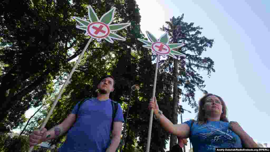 «Ми за медичний канабіс, та за доступні ліки з нього!» – вигукують активісти Ярослав та Юлія, які приїхали на акцію з Харкова