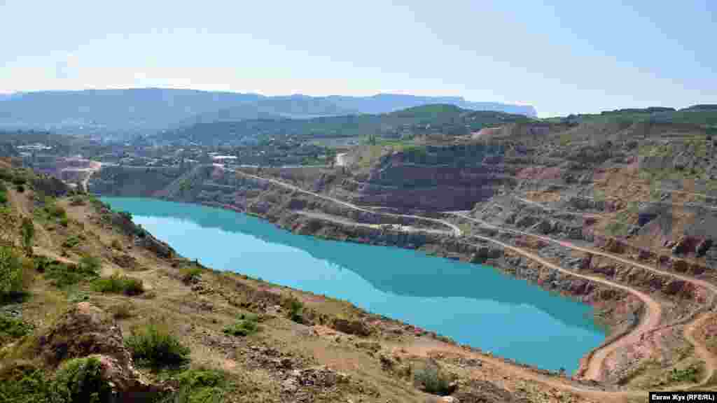 В нескольких сотнях метрах от Ушаковки находится популярное среди туристов место – затопленный Кадыковский карьер, в котором летом вода становится бирюзовой