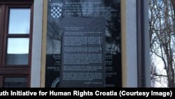 Akcija Inicijative mladih za ljudska prava koja je prelijepila ploču sa spornim nazivom "Za dom spremni" u mjestu Jasenovac u Hrvatskoj