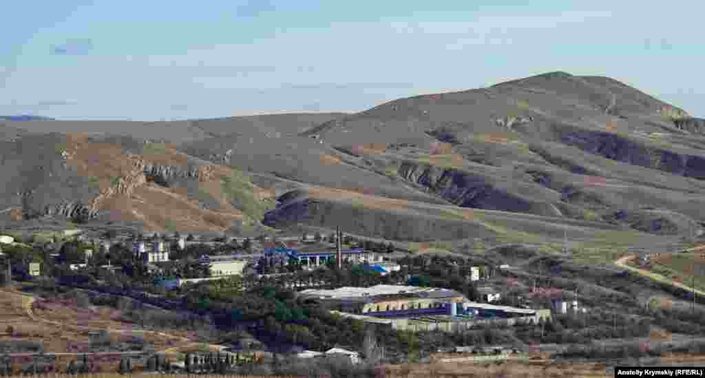 А также завод марочных вин «Коктебель», который находится под горой Кучук-Янышар