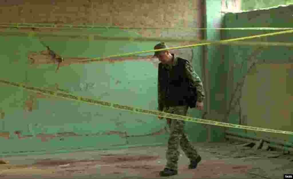 Сотрудник Следкома в здании Керченского политехнического колледжа после взрыва и стрельбы, произошедших 17 октября 2018 года. В результате трагедии погибло 22 человека. По версии Следкома России, взрыв в колледже устроил студент 4-го курса, 18-летний Владислав Росляков, который «покончил с собой».  В 2019 году глава Следкома России Бастрыкин заявлял, что «керченского стрелка» Рослякова якобы унижали одноклассники. Прокуратура Автономной Республики Крым квалифицирует как террористический акт взрыв в политехническом колледже в Керчи